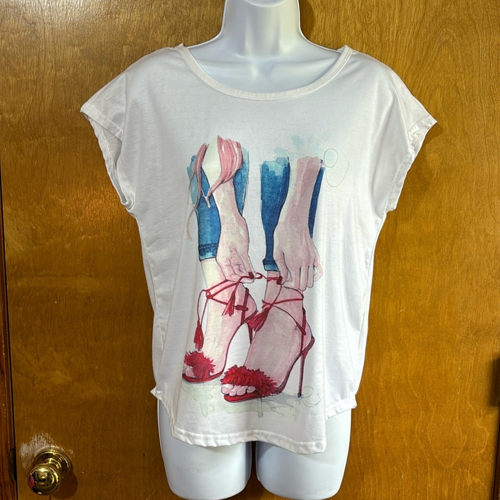 Women’s Graphic tee. White. Size S. Like new.